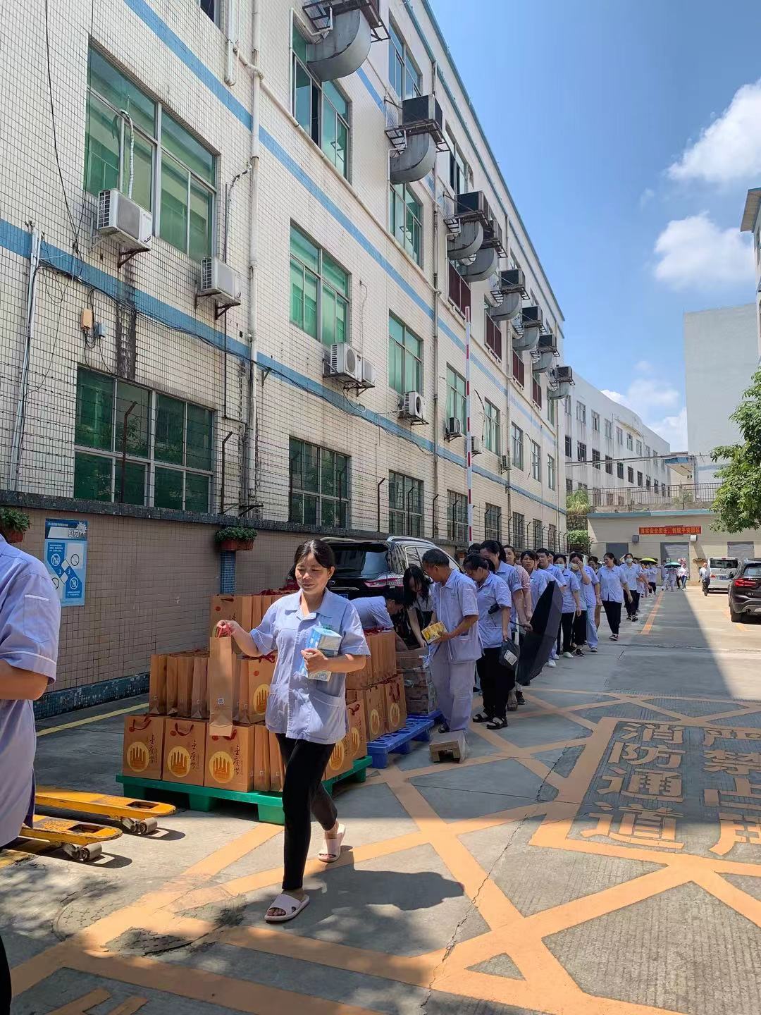 雅香麗化妝用品（深圳）有限公司預(yù)祝大家度過一個平安祥和、喜慶歡樂的中秋假期！
